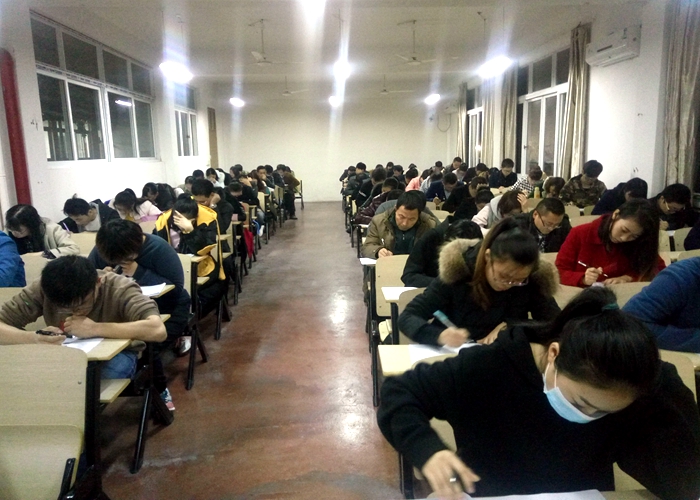 業(yè)務(wù)考試，促進(jìn)成長——記高中部教師業(yè)務(wù)知識考試