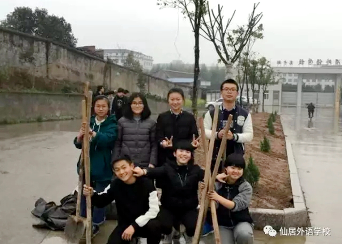 綠色春天，學(xué)生會植樹校園
