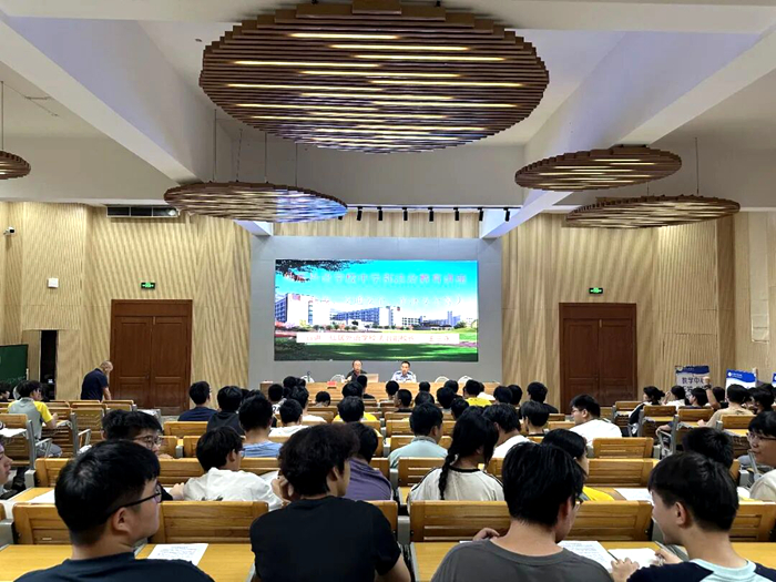 學(xué)法治知識(shí) 筑安全屏障——中學(xué)部法治教育講座